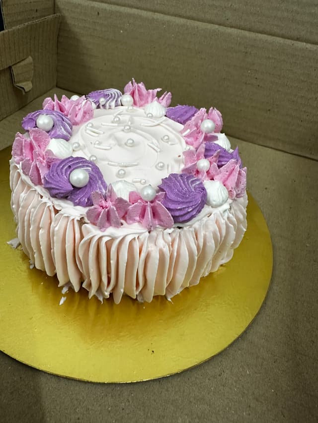 Strawberry cake topped with fresh strawberries